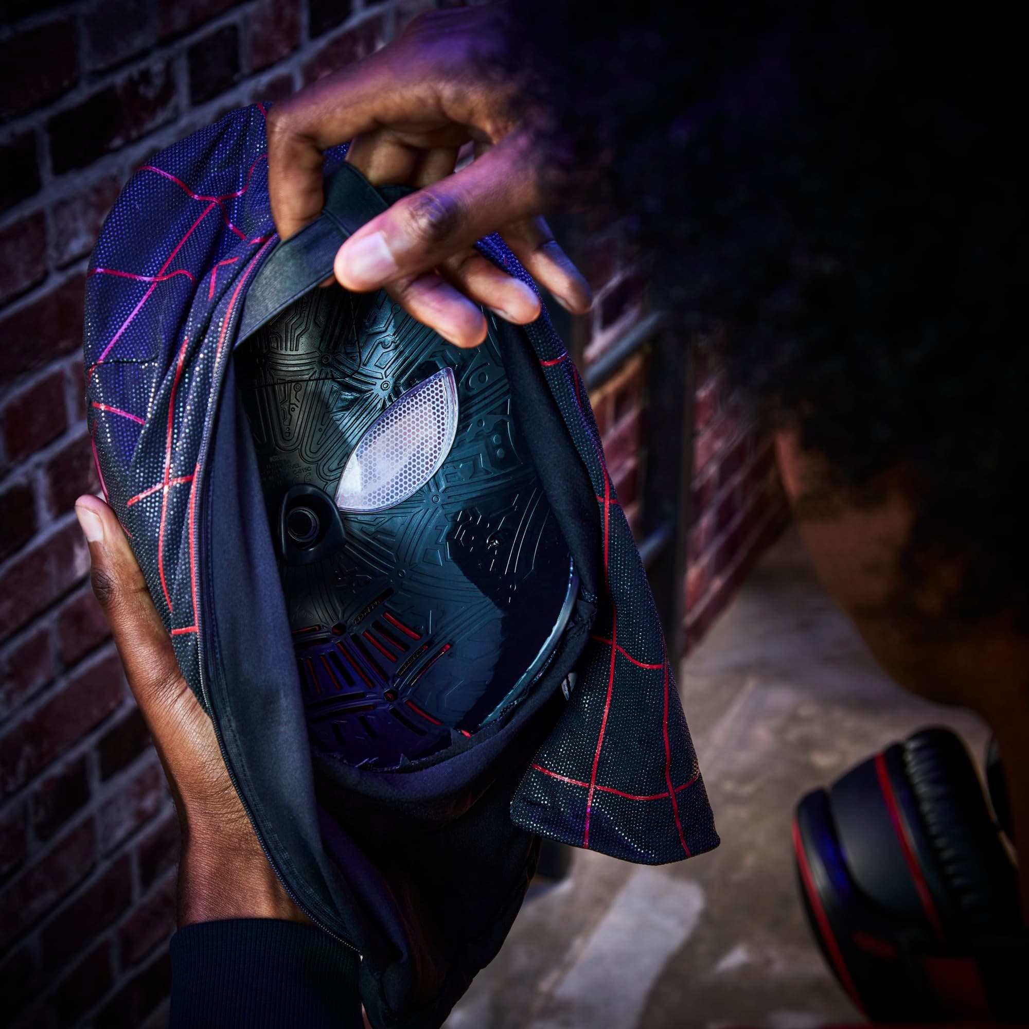 SPIDER-MAN Marvel Legends Series Miles Morales Electronic Expressive Mask, view 3