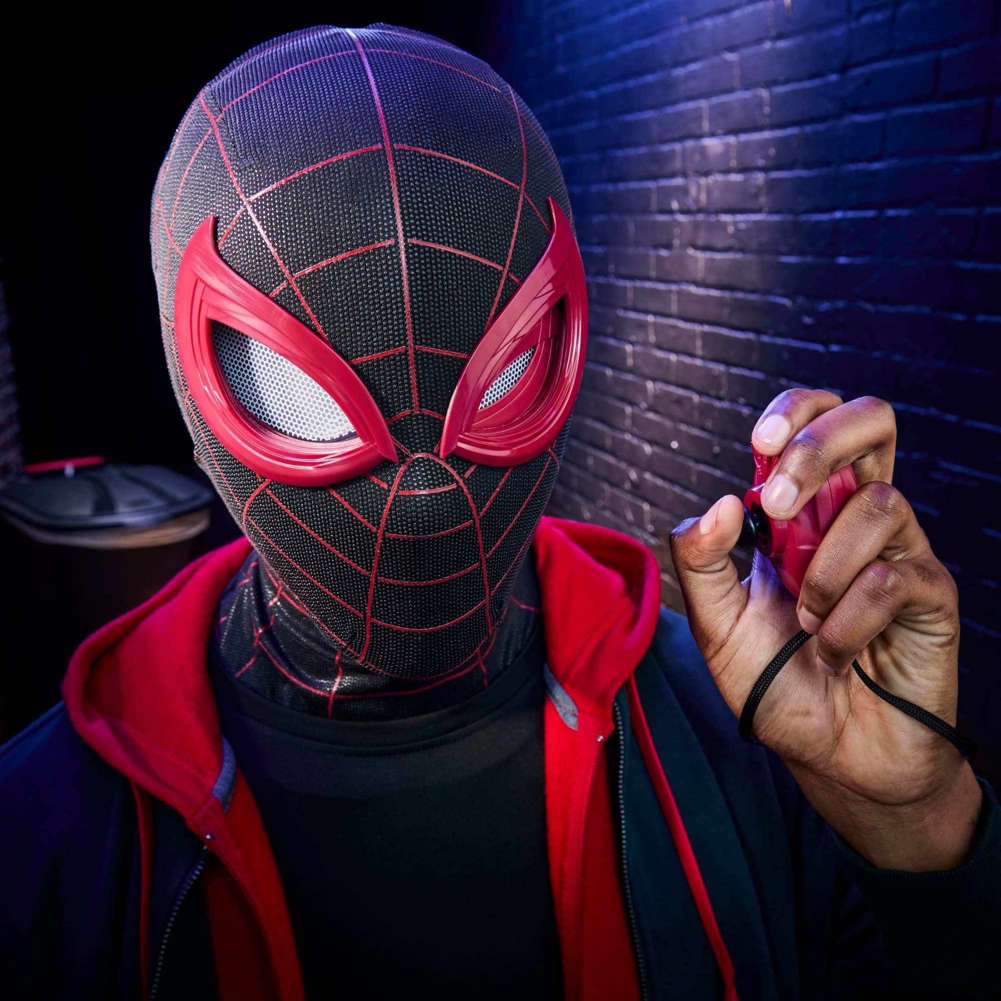 SPIDER-MAN Marvel Legends Series Miles Morales Electronic Expressive Mask, view 5